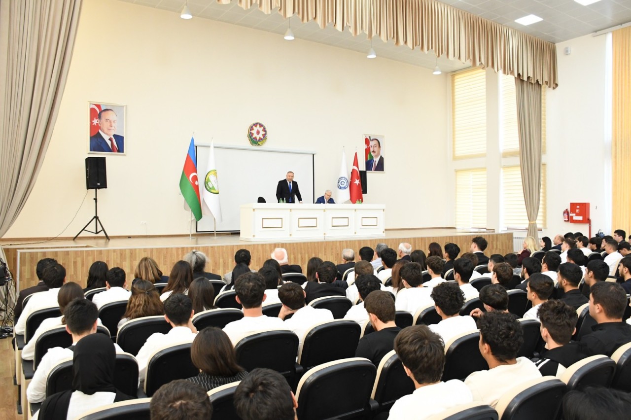 Zəfər Qurbanov tələbələrlə görüşdü - FOTOLAR